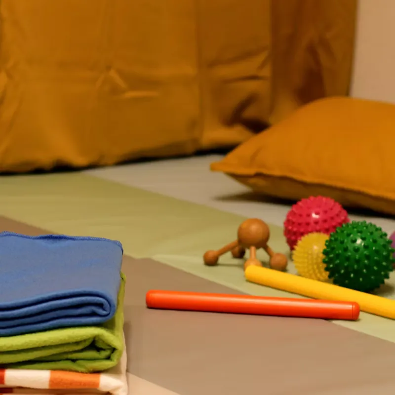 Jouets, coussins et plaids au sol
